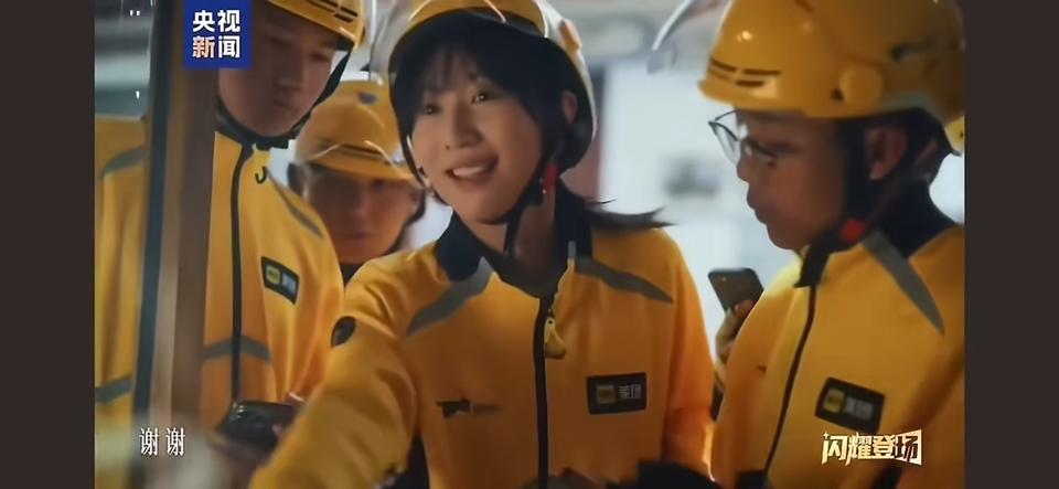 她只是个演员，封她干啥呢？这么大的锅，让一个小姑娘背，不合适吧。要封也得封制片，