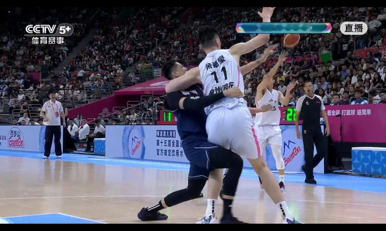 于嘉豪肘击沈梓捷脖子，裁判对浙江队太怂，不能因为落后就惹是生非广东队领先太多