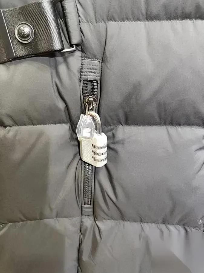 衣服竟装密码锁？别急看完商家苦衷你会沉默！最近有服装店主被