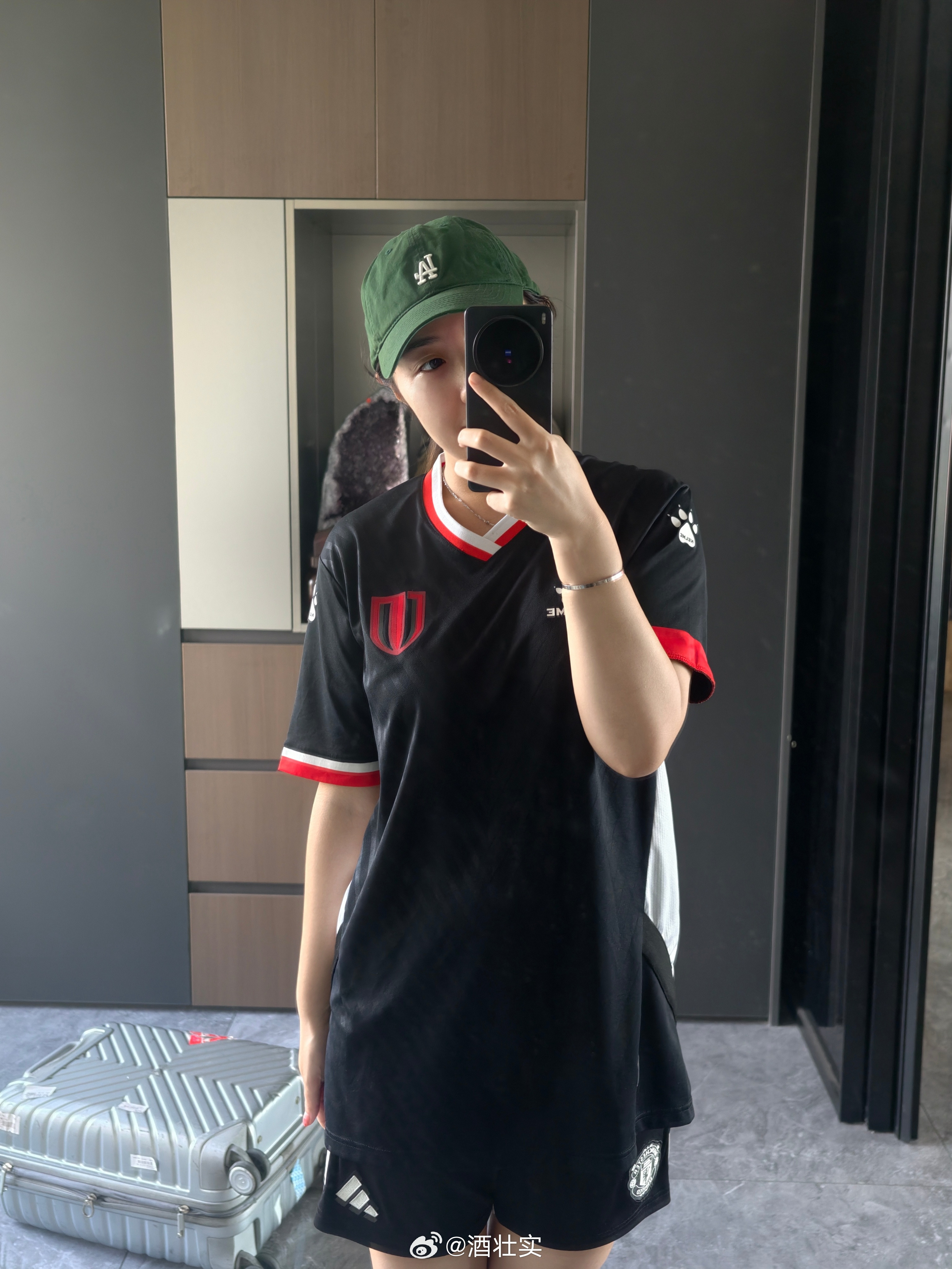 这两天腿还没好，不能运动，但我依然穿上了运动衣穿的二娃因为这很适合出门吃烤肉（其