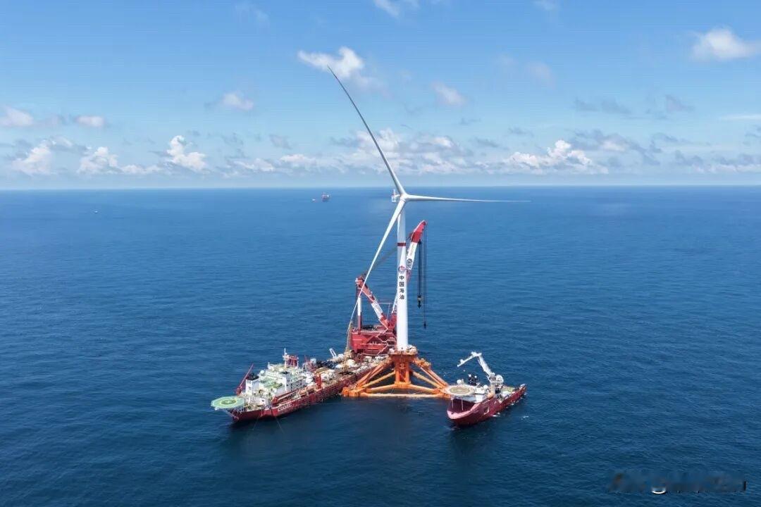 一座接近110层楼高的发电站，漂在离岸136公里的深海。总重近8000吨，靠