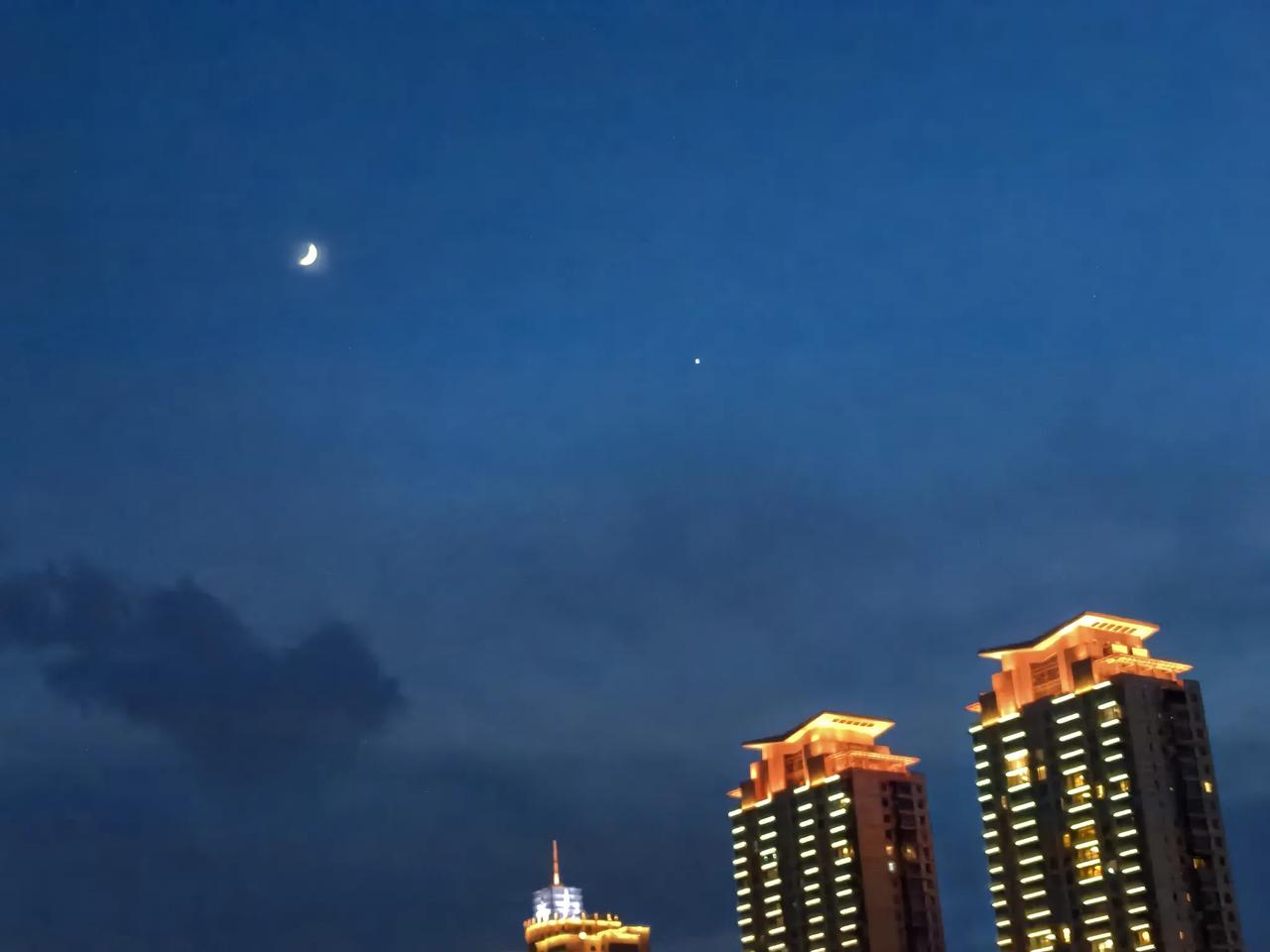 大暑不出门刚才多年的老同事和我联系，约我一起去附近山区游玩避暑，说