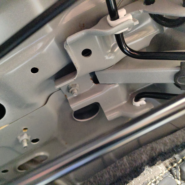 雅阁后备箱生锈今天发现后备箱生锈有的地方可以用指甲挂掉这个位置怎么会生锈