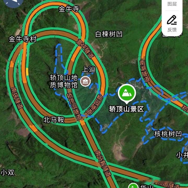 看看，你瞅瞅，这地方的路，有一环一环的，这应该是盘山公路。有一道一道的，估计也