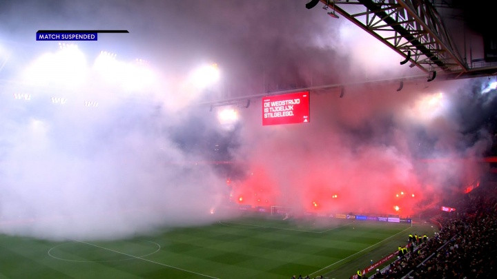 球迷为纪念逝者而两度燃放烟花, 阿贾克斯比赛中断43分钟后被取消