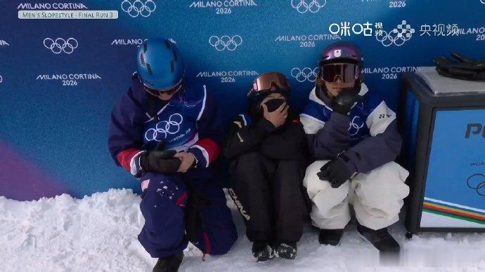 苏翊鸣和亚军季军角落等分好搞笑户外冰雪类赛事，运动员蹲在角落里有助于保持体温，前