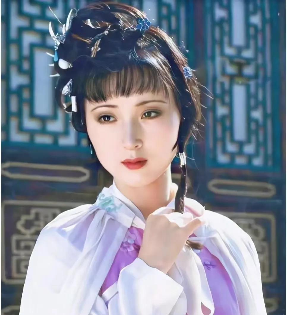 最近总有人把《红楼梦》读成“宫斗爽文”硬说“林黛玉一死贾家就被抄家”甚至把