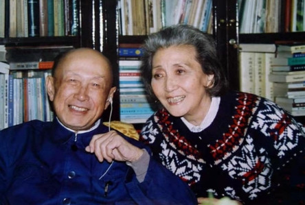 1947年，钱学森回国被催婚，妹妹钱学英跟着起哄时，结果被钱学森求婚，钱学英一脸