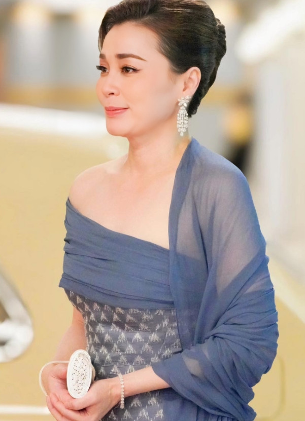 苏提达晚宴造型倾国倾城，天鹅颈高贵优雅47岁的苏提达王后愈发散发迷人女人味，一