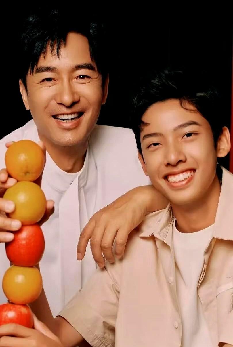 郭晓东晒和儿子拍的杂志大片，还买了热搜，感觉多少也有点想托举孩子进圈的意思。不