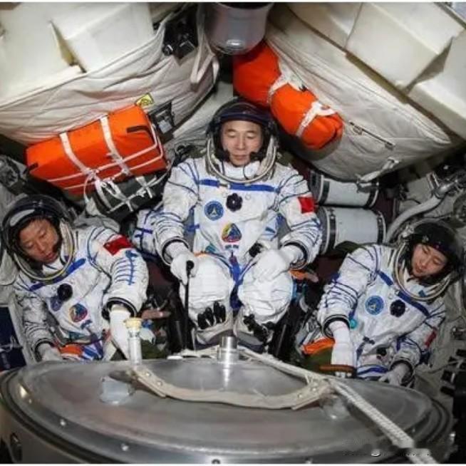 仅外层舷窗裂个缝，神二十为啥坚决不能载人返回？答案藏在3层玻璃里！别觉得“