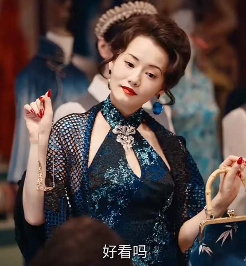 《灼灼韶华》一个让人头皮发麻的细节是，二妞跟夏元在一起后穿衣风格的变化。这就