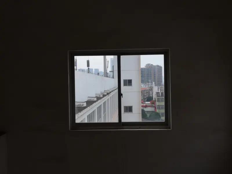 痛心却警醒！22楼小窗悲剧背后，千万家庭都该敲响的安全警钟近日，重庆一则令人心