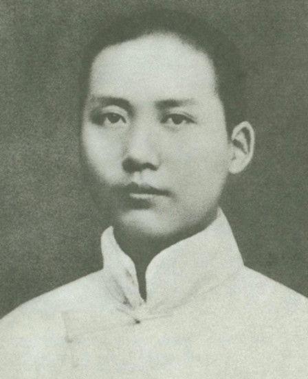 1959年毛泽东回到韶山老家，看到父母坟墓简陋低矮，他说不必花钱修葺，就这样挺好