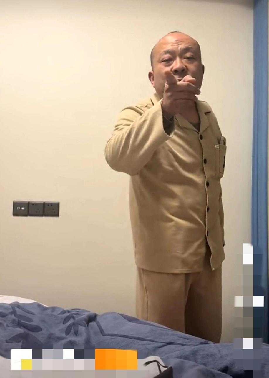 一个成年女子因生活费问题拍摄父亲的免责声明，称他父亲：大男子汉，不愿再给生活费了