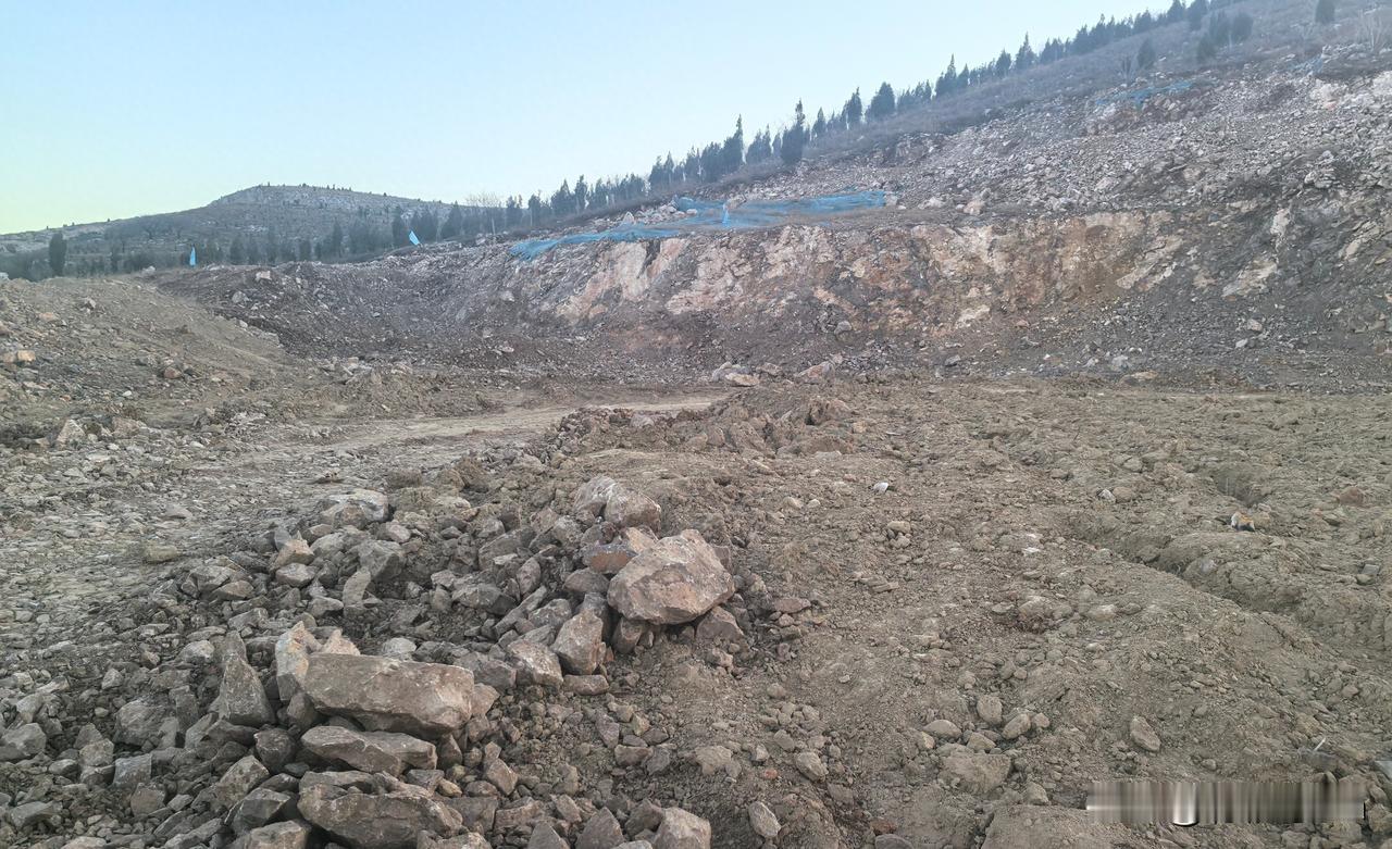 笑不活了！养牛场两年没见牛，原来在山里偷偷挖矿，货车改装躲检查胆真大安久村有