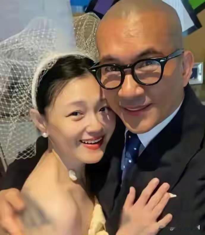 光头具俊烨拿到高额遗产后，也不给大S守墓了，之前每天都失魂落魄的陪伴在大S墓前，