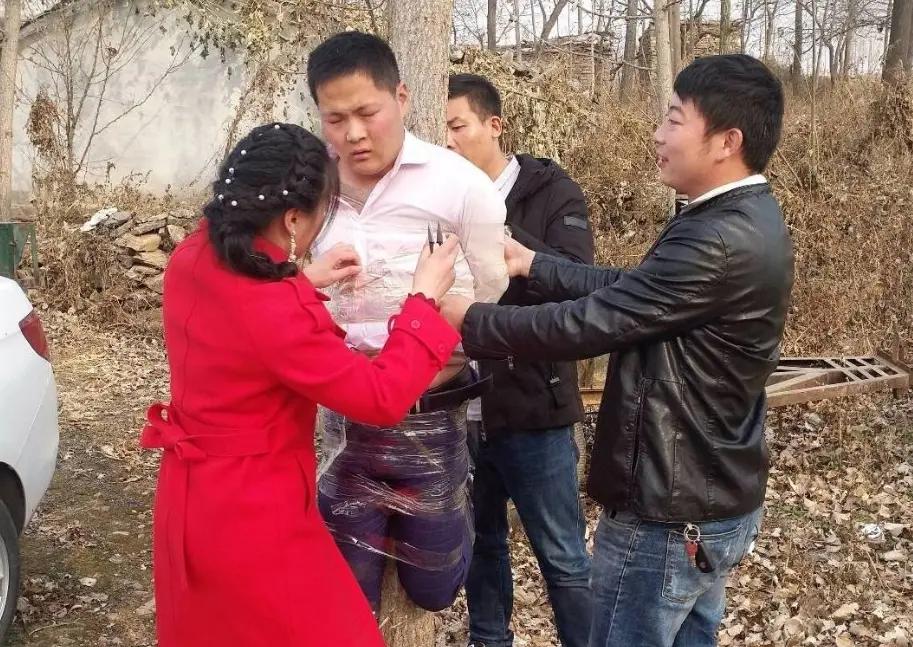 大喜日子当场闯祸！一场离谱婚闹，撕开成年人最丑陋的分寸感婚礼本是庄重温馨的