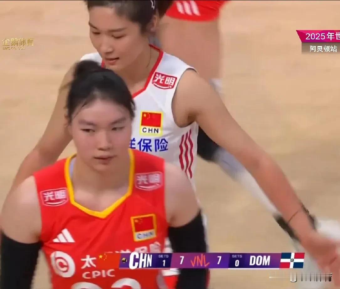 【中国女排一传起波动丢掉第二局】第二局的比赛，多米尼加继续拼发球，中国队主接一