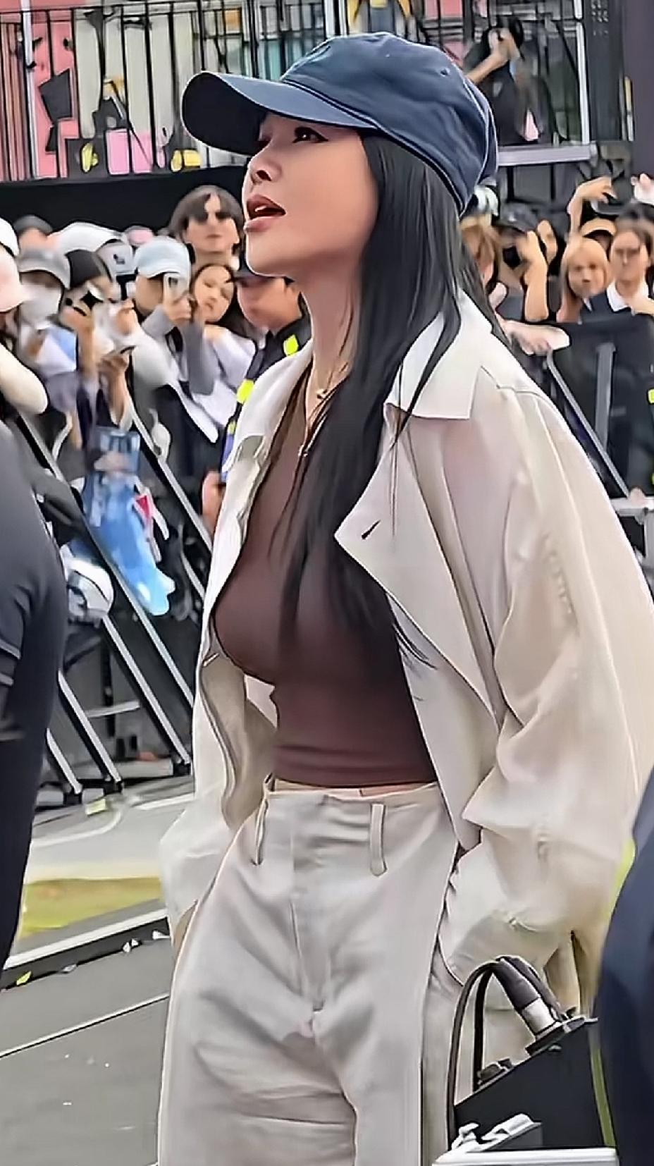 这竟然是58岁的伊能静，差点没认出来，第一眼还以为是个美少女，这一身穿搭太显年轻