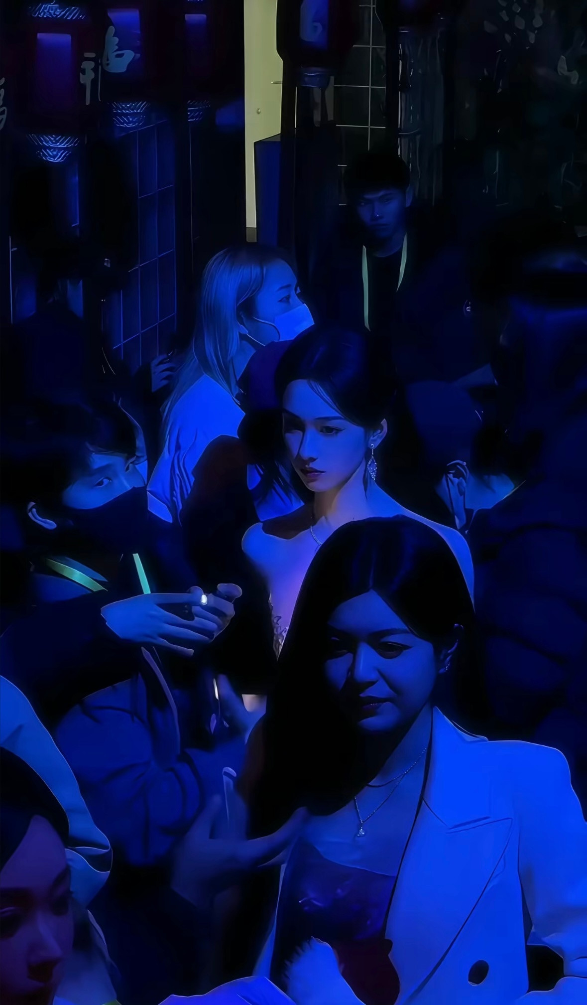 真正的美女是没有所谓打光这个东西的…..（图二是原图