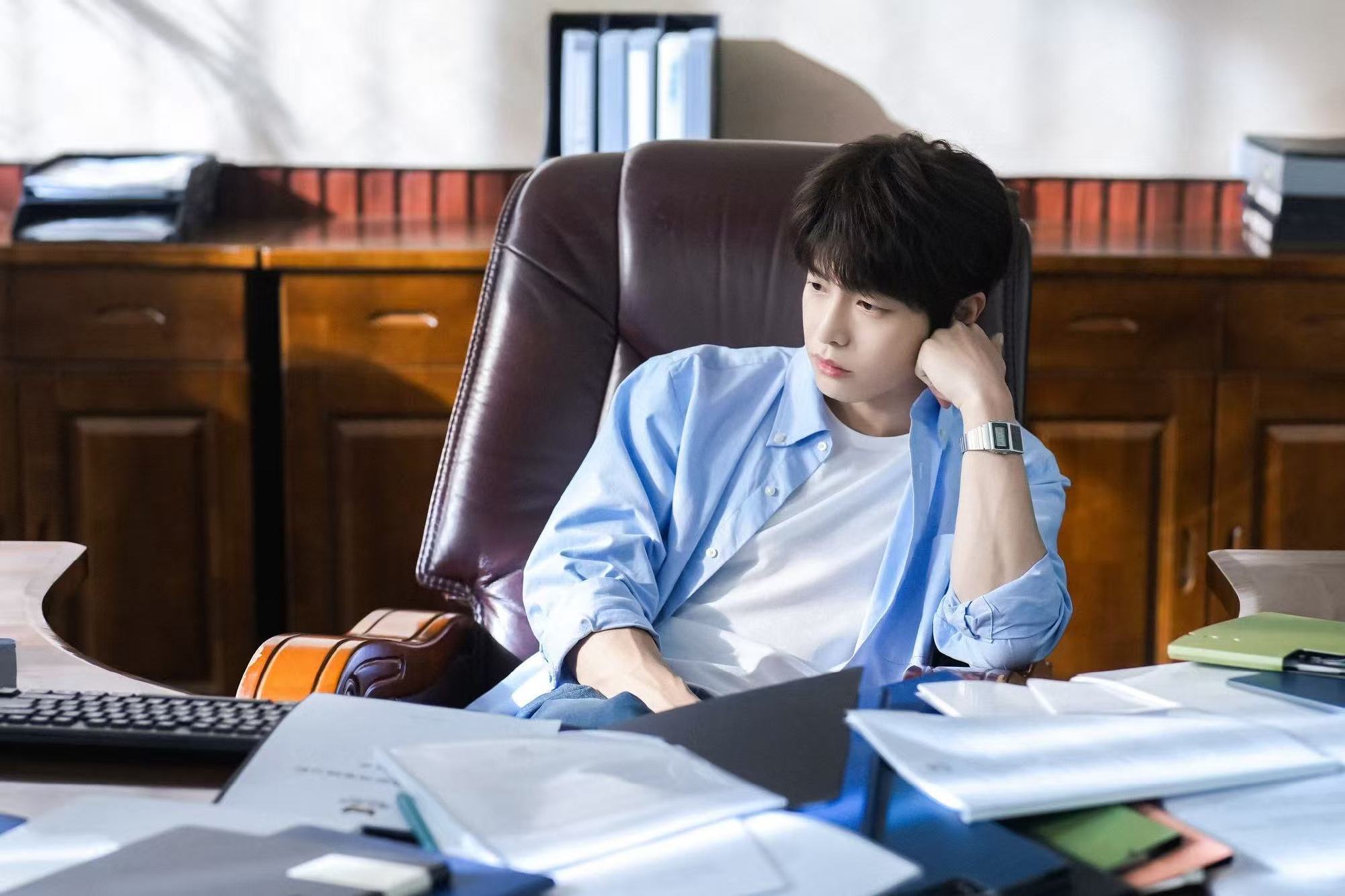 年会抽到最大奖是重在参与奖裴总把重在参与奖拿在手里看了好久，那个瞬间他在想什么