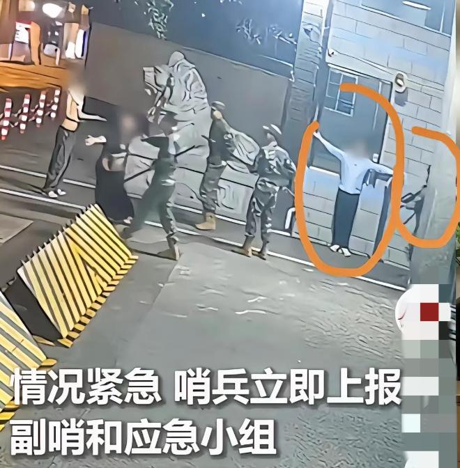 5月10日凌晨，四川深夜街头人烟稀少，一名男子慌张狂奔至武警营门自卫哨位前，连声