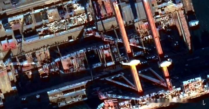 004最新动态..雪后的达利安已经隐约可以看出大舰峥嵘..对于舰艏位置的推