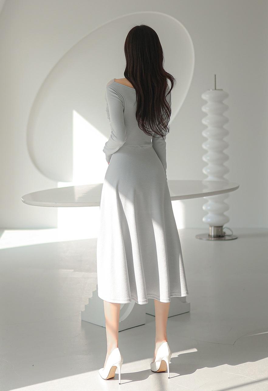 优雅长裙，简约风，白色高跟鞋，现代感十足！