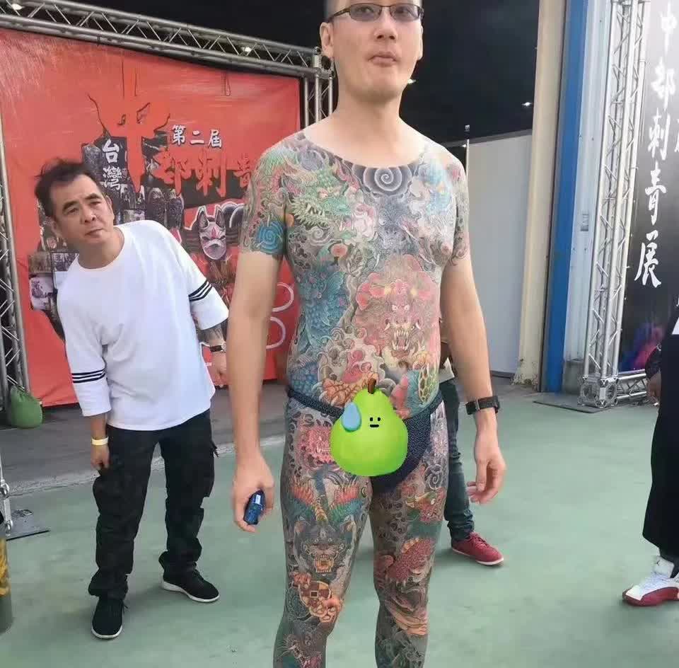 好吓人呐，第一次见这种纹身的人，又有点想笑。今天无意中看到一个视频，感觉有点惊吓