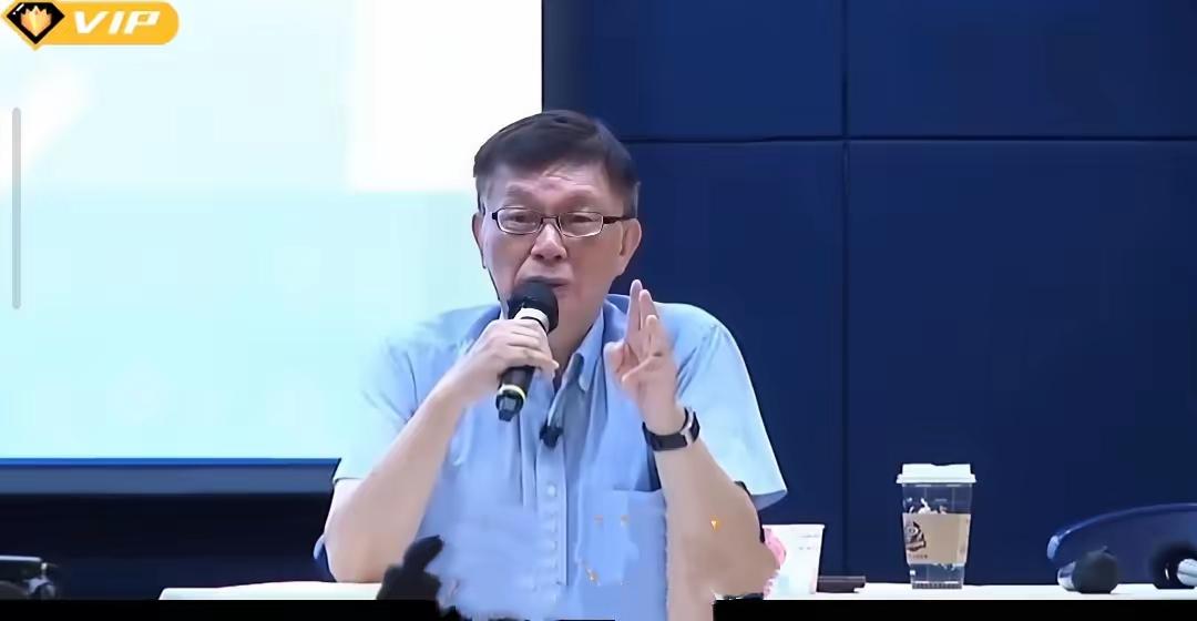 苑举正教授在访谈节目中说：9.3阅兵也进行了，各种武器也出来了，六代机也飞了，福