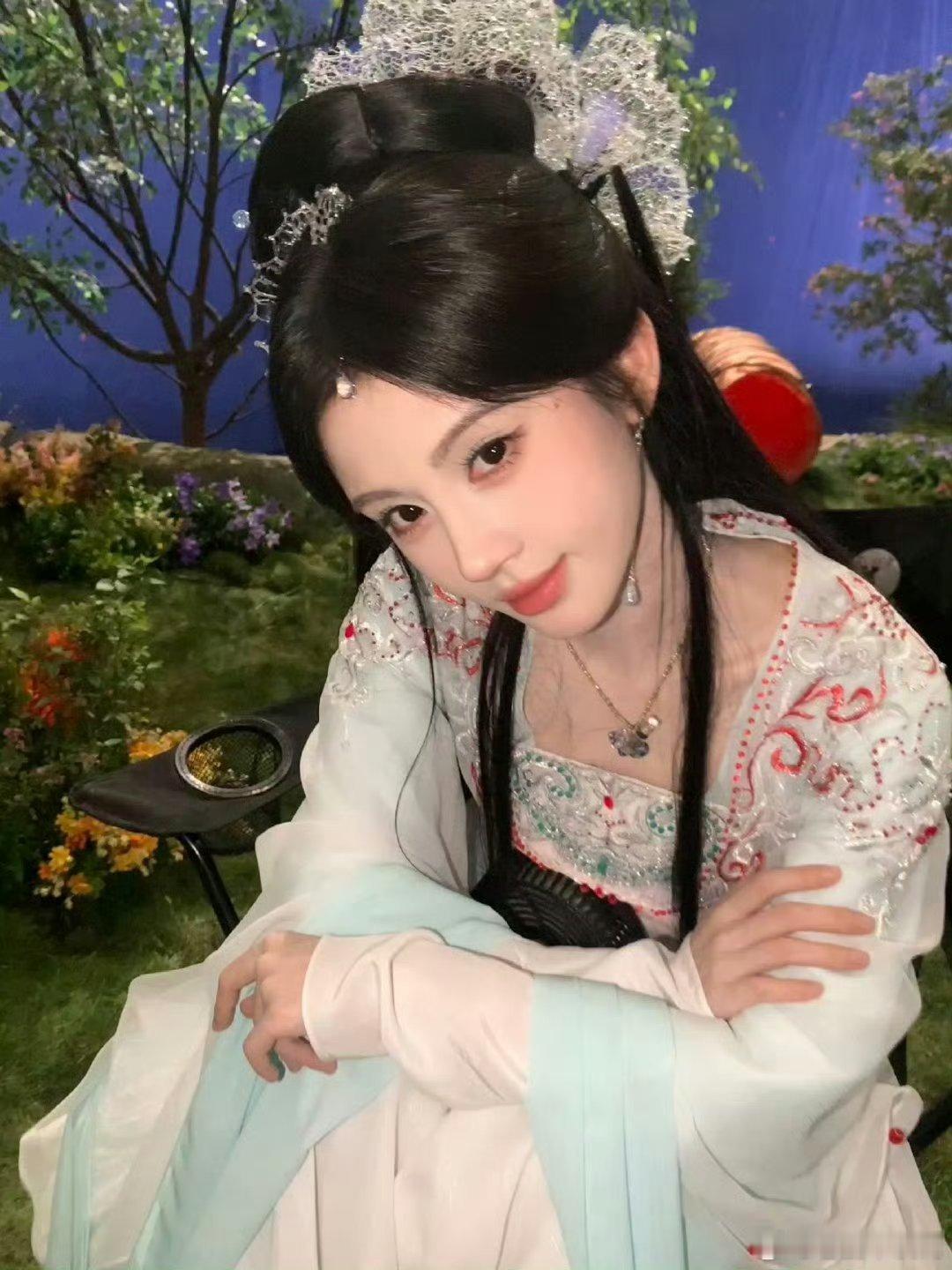 漂亮阿黛出来一下鞠婧祎现代古代都这么好看呀​​​