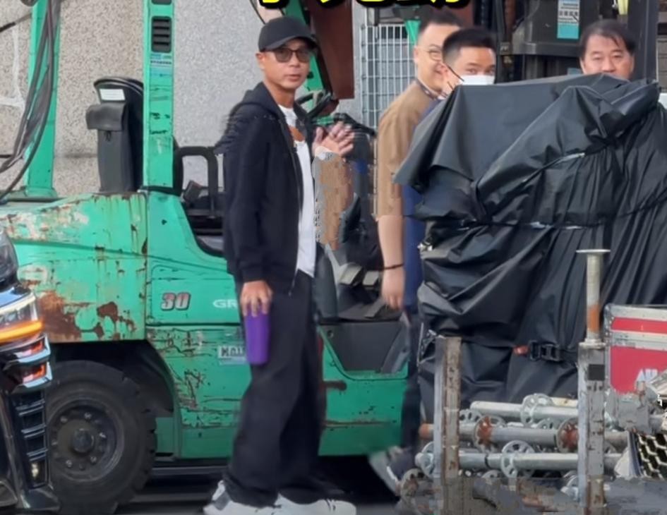 张卫健在台下被镜头扫到的那一秒，很多人愣是没敢认，那个曾经满脸机灵劲的方世玉，怎么一下子苍老成了这副