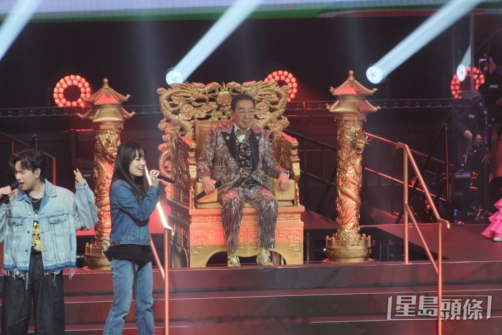 星岛：94岁胡枫举办2026红馆演唱会，刷新全球高龄华语艺人开唱纪录，场馆内设十