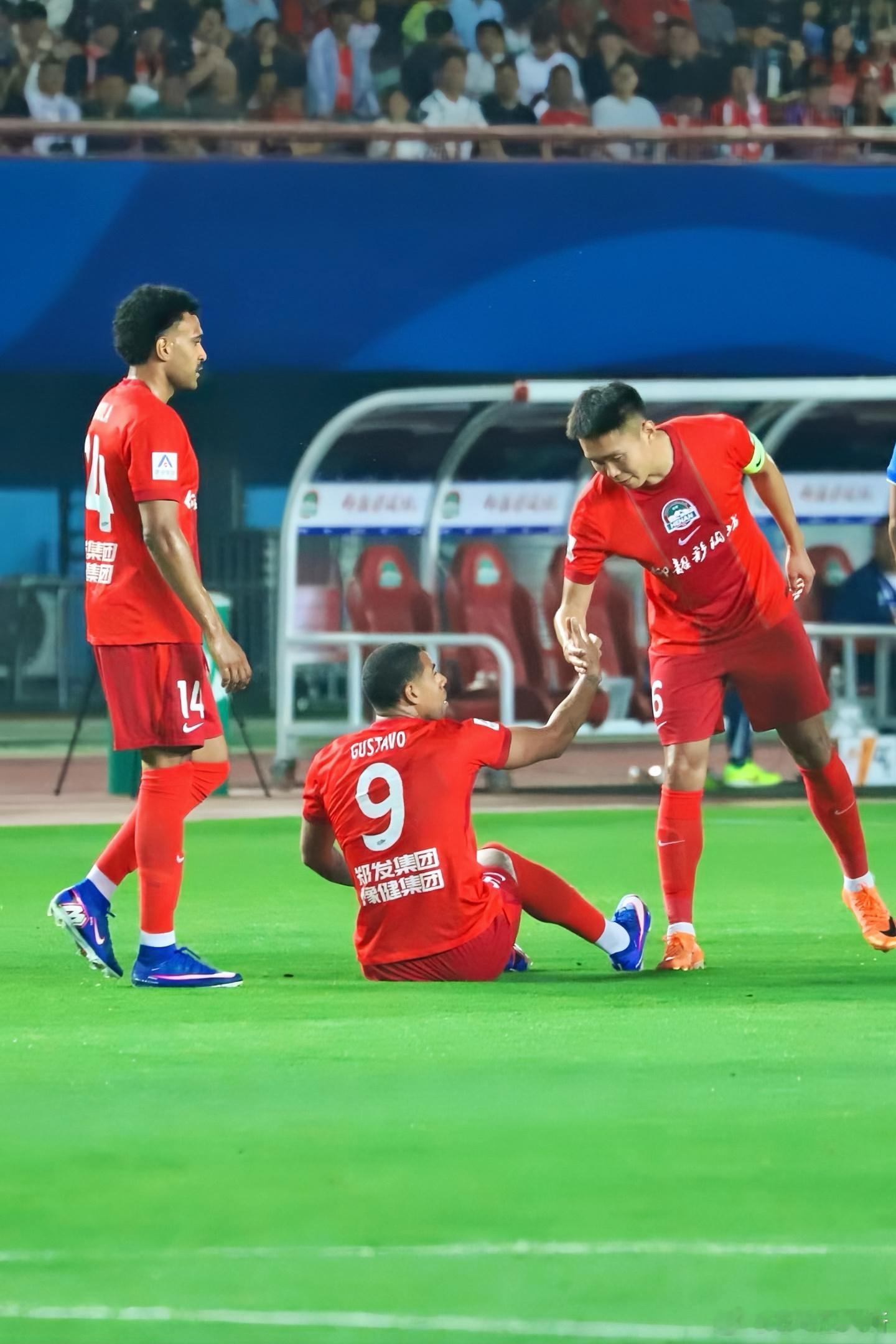 中超河南队主场三球大败的河南彩陶坊犹如拖着残肢赛跑，却在大半场时间里是表现更好