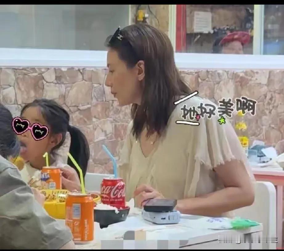 高圆圆近日被目击带6岁女儿在西班牙巴塞罗那度假，母女俩在当地一家麻辣烫店用餐引发
