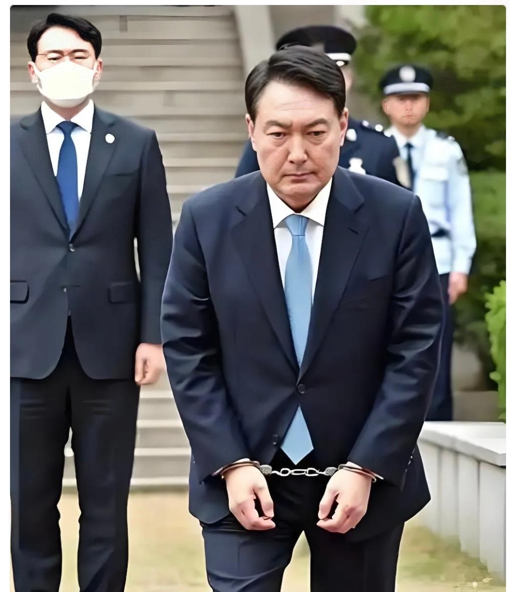 为了防晦气死活不敢住进顶尖大统领府，结果却直接把命运推进了历史最底层的死水黑牢？