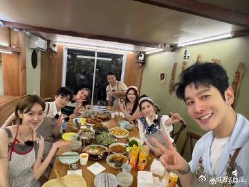 靳梦佳给黄晓明哄成胚胎了每次看到他们的互动，都感受到无形的爱意在流动，靳梦佳用