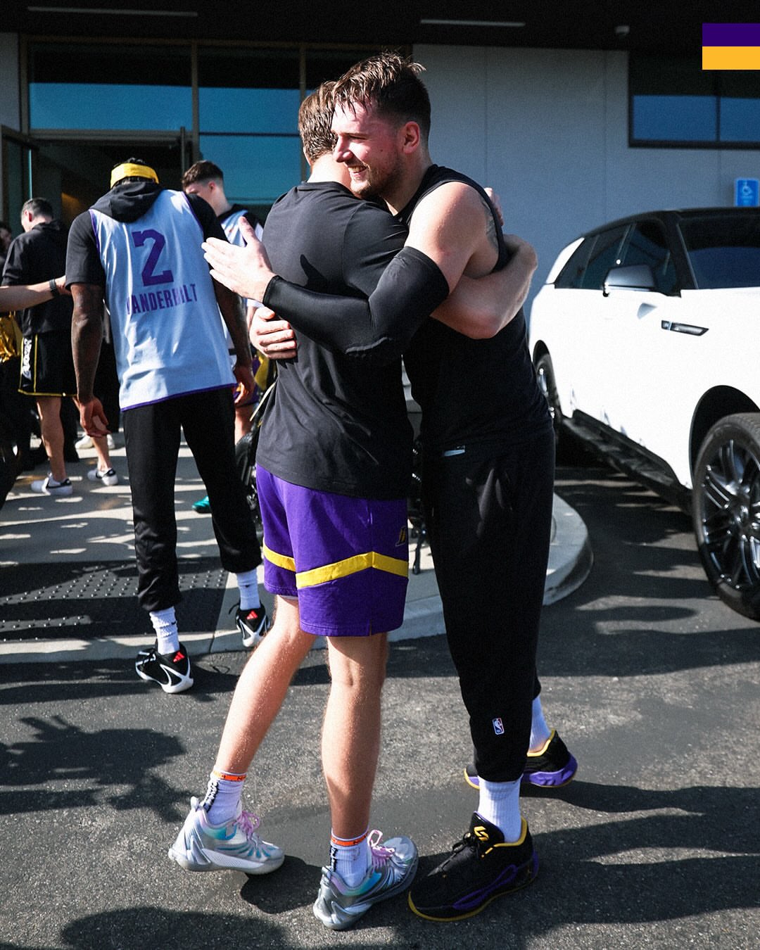 湖人: 东契奇赠全队电动自行车