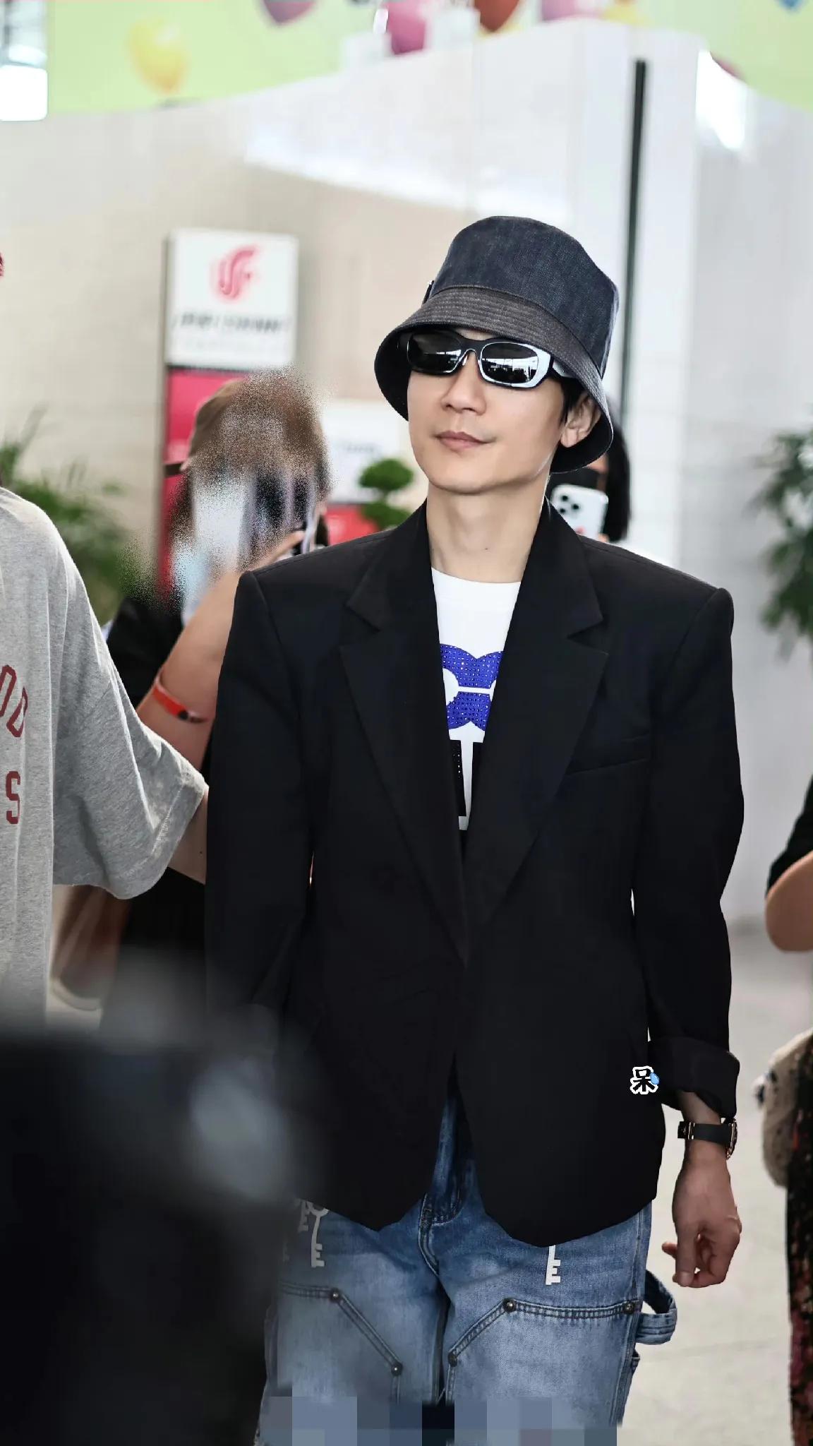 《歌手2025》第三场，陈楚生又出发了。又换了一套衣服，看上去好像又瘦了很多哦