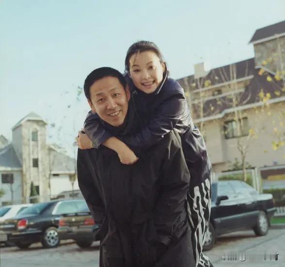 2001年，陈道明跟袁立的一张合影，看起来亲密无间，好似一对兄妹。那时候，陈道