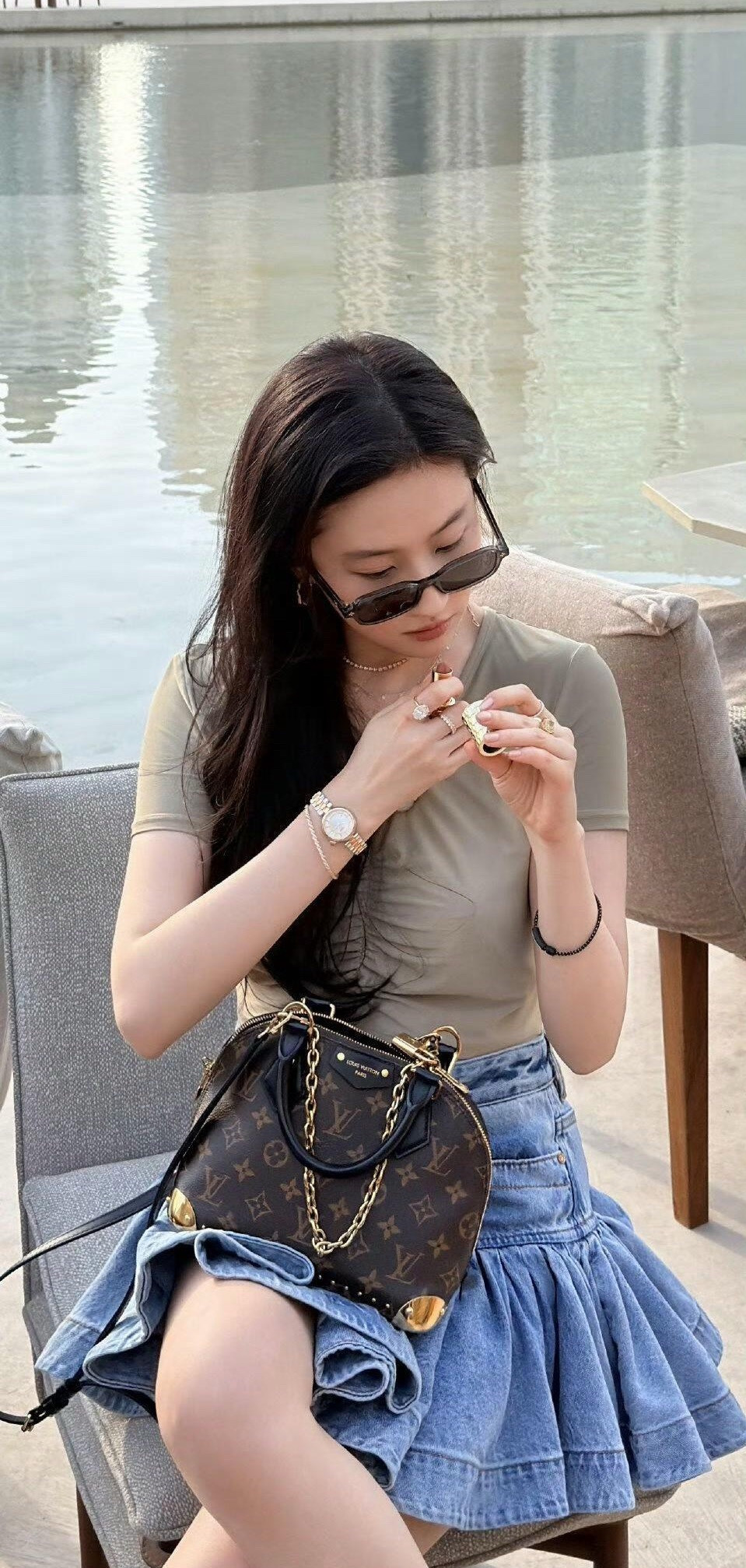 刘亦菲阿联酋素颜照又引起热议。照片里刘亦菲穿着石灰色V领露脐短袖上衣，搭配牛仔A