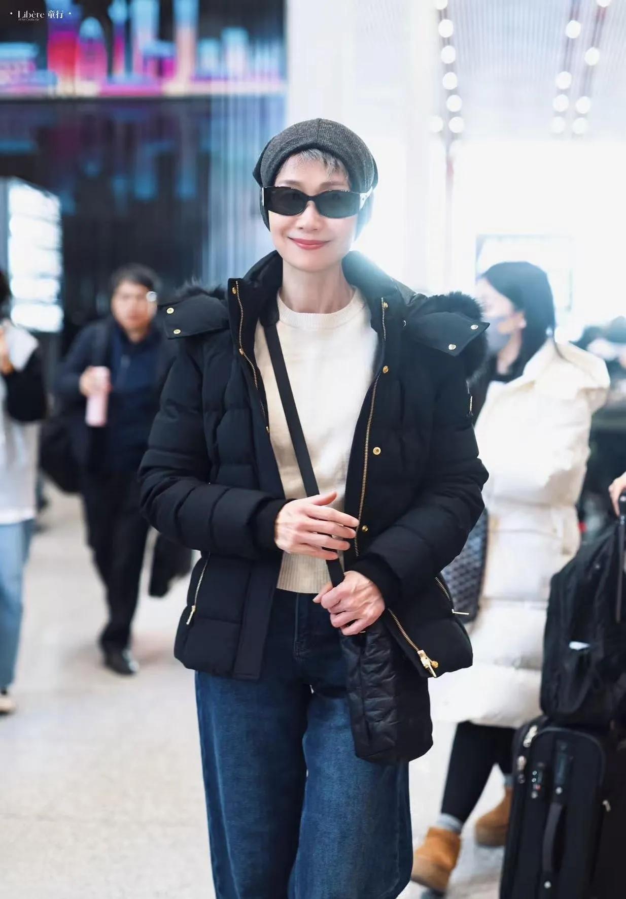 🕶️叶童｜这才是奶奶辈的穿搭天花板！叶童的机场穿搭太值得借鉴了！黑色