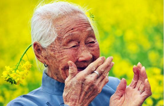 现实里，太多人把长寿当成人生终极追求，一辈子怕衰老、恐死亡，总觉得活得越久越成功