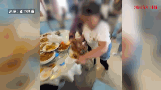 “太过分了！”6月23日，黑龙江，一位大妈在酒店吃饭时，看到服务员端来一道菜，竟