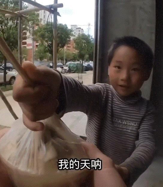 太善良了！云南，一男子骑行途中突遇车辆故障，只能在一处空地上暂时歇脚，正发愁着呢