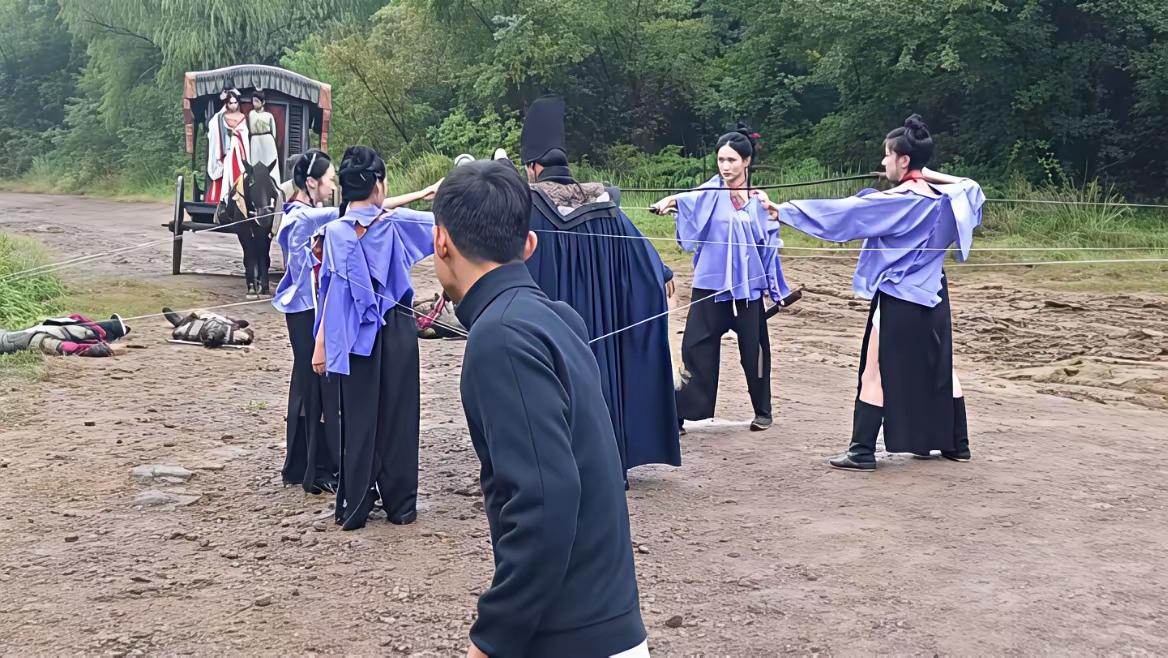 乱了，乱了，全乱了，今天看到一段短剧的拍摄花絮，男主被四名女杀手围攻，为了