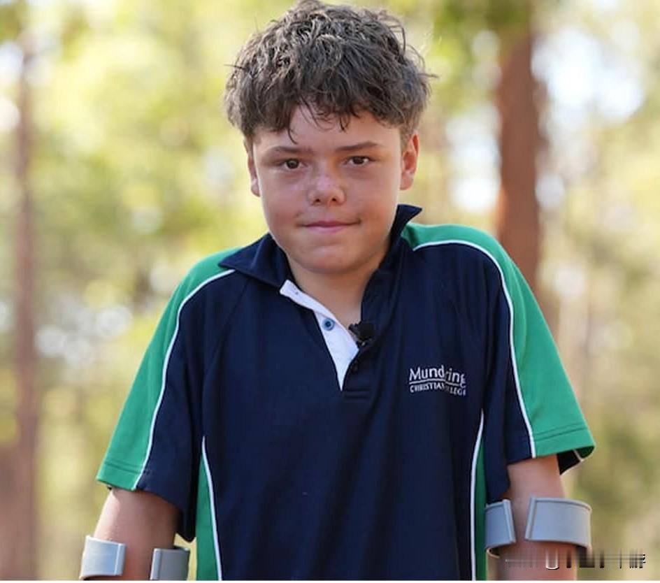 澳大利亚13岁超人少年拼命救全家，舍弃救生衣狂游4公里报警！据外媒报道，