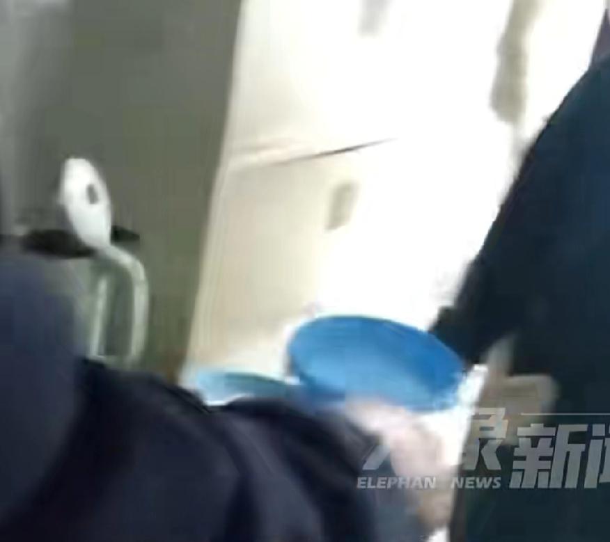 近日，安徽宿州一孩子将1万5千元的压岁钱放进奶粉罐里，被家人误当垃圾丢弃，等到发