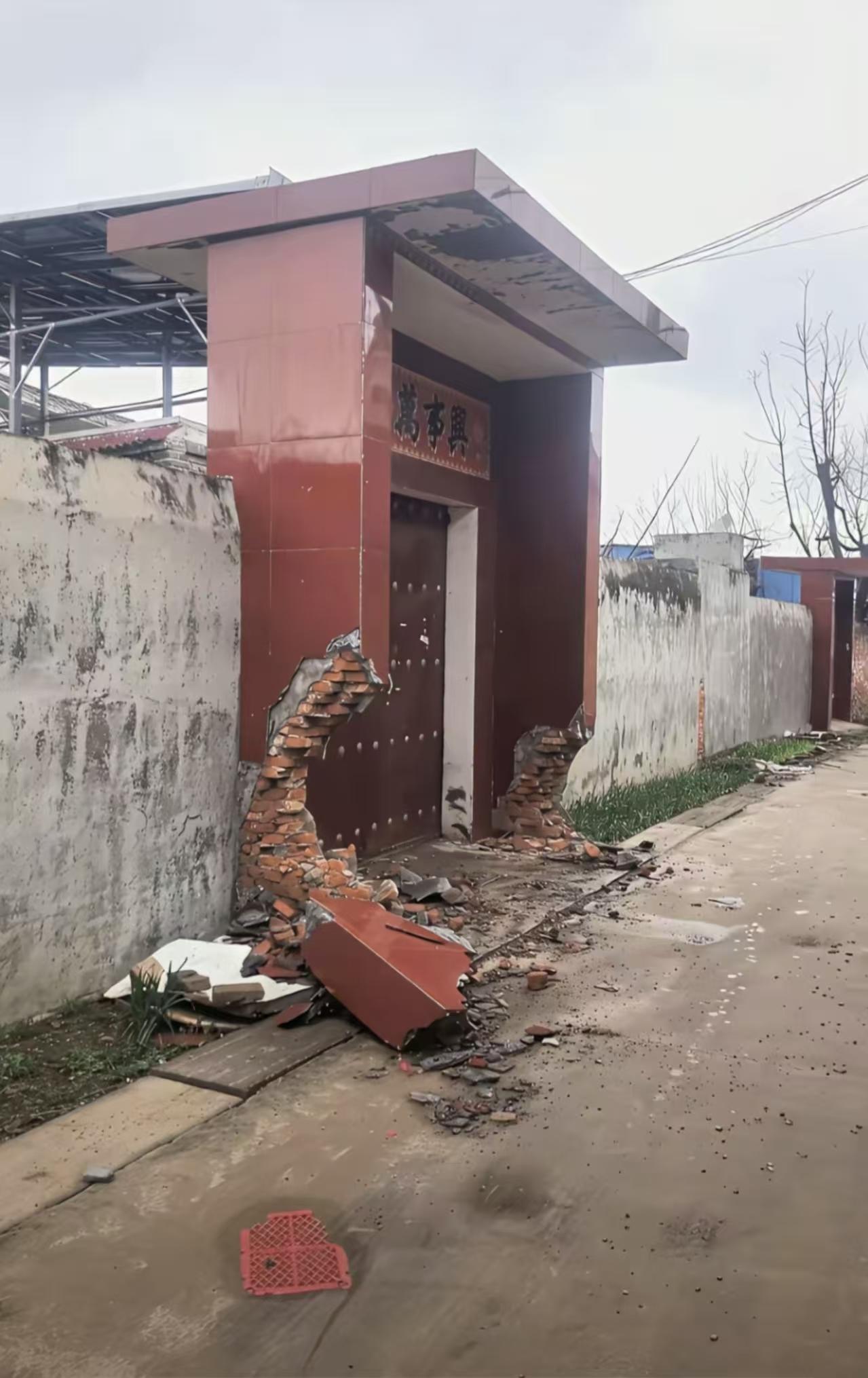 坦克神车好好好，墙都给它撞倒了，咱车子愣是问题不大！讲道理，长城品牌这两年确